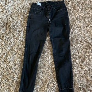 BlCk skinny jeans with cute zipper detail